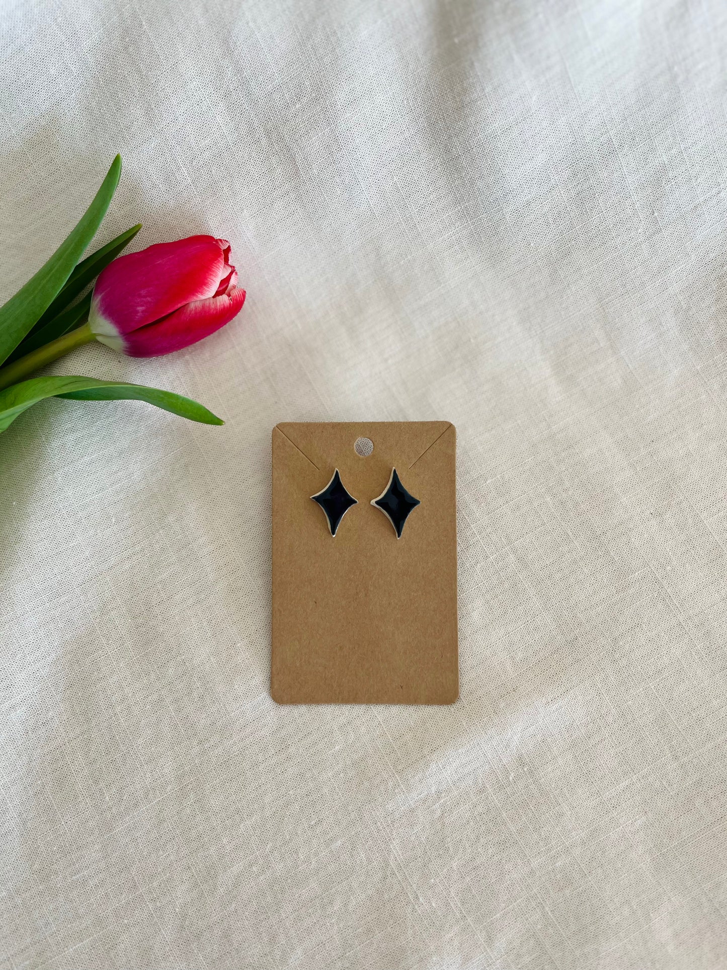 Earrings: diamonds (stud)