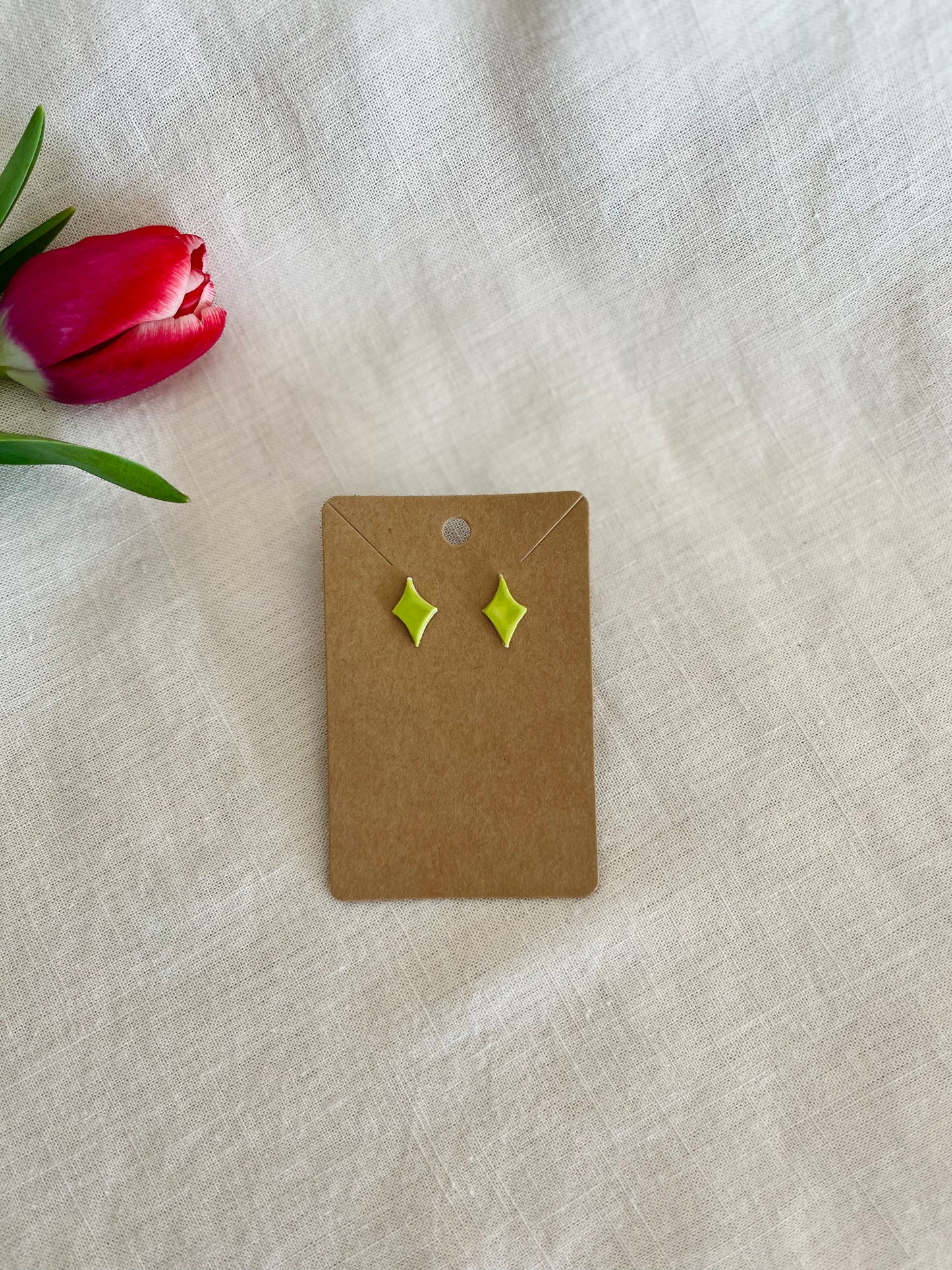 Earrings: diamonds (stud)