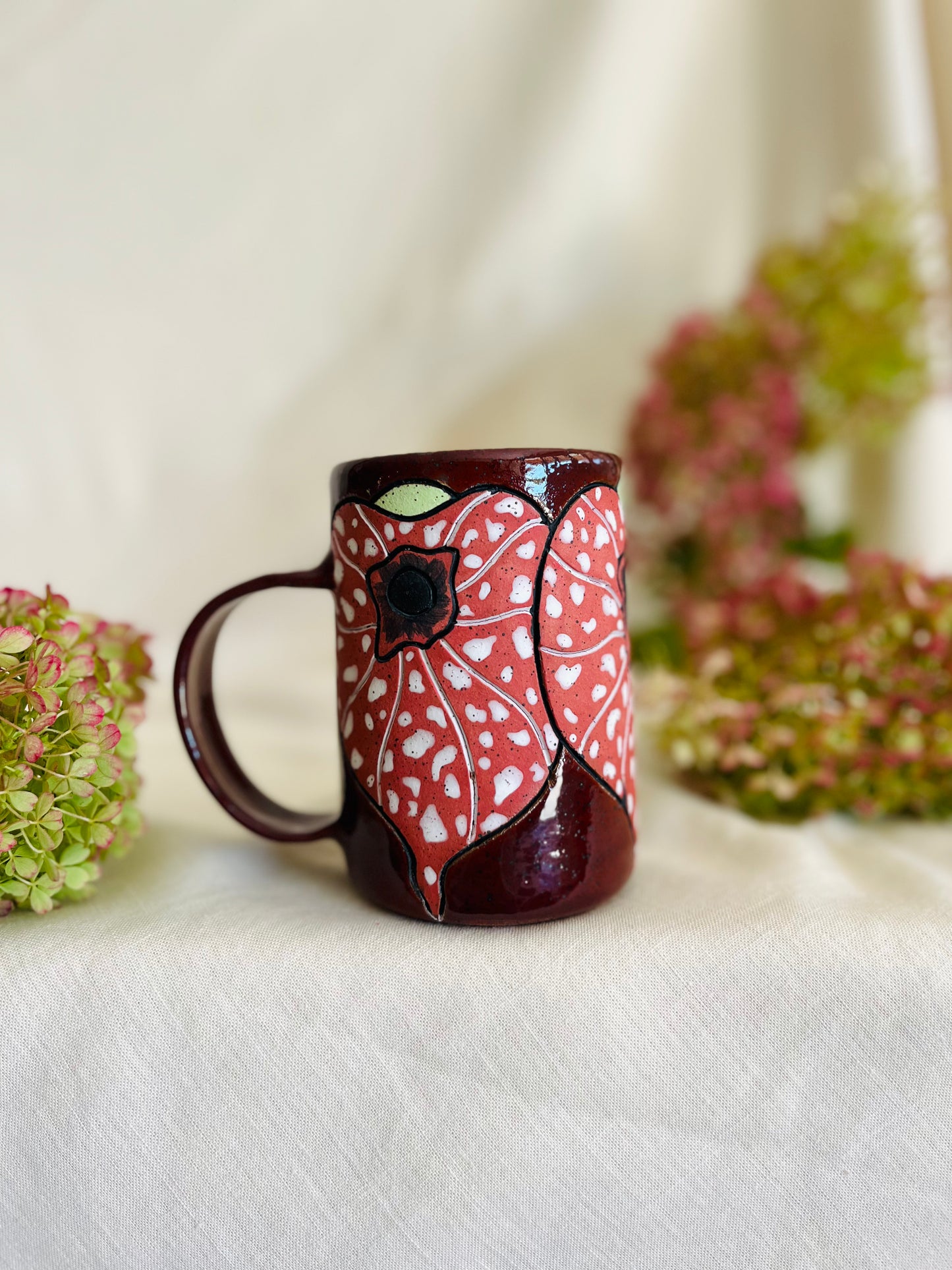 Pelican Flower Mug: burgundy