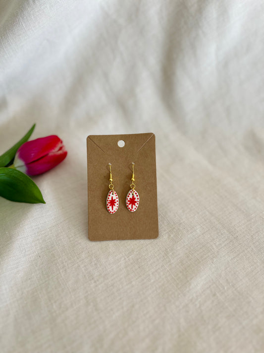 Earrings: red star (dangle)